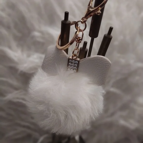 SOLDOUT" NWOT FAUX FUR BALL - Picture 2 of 4